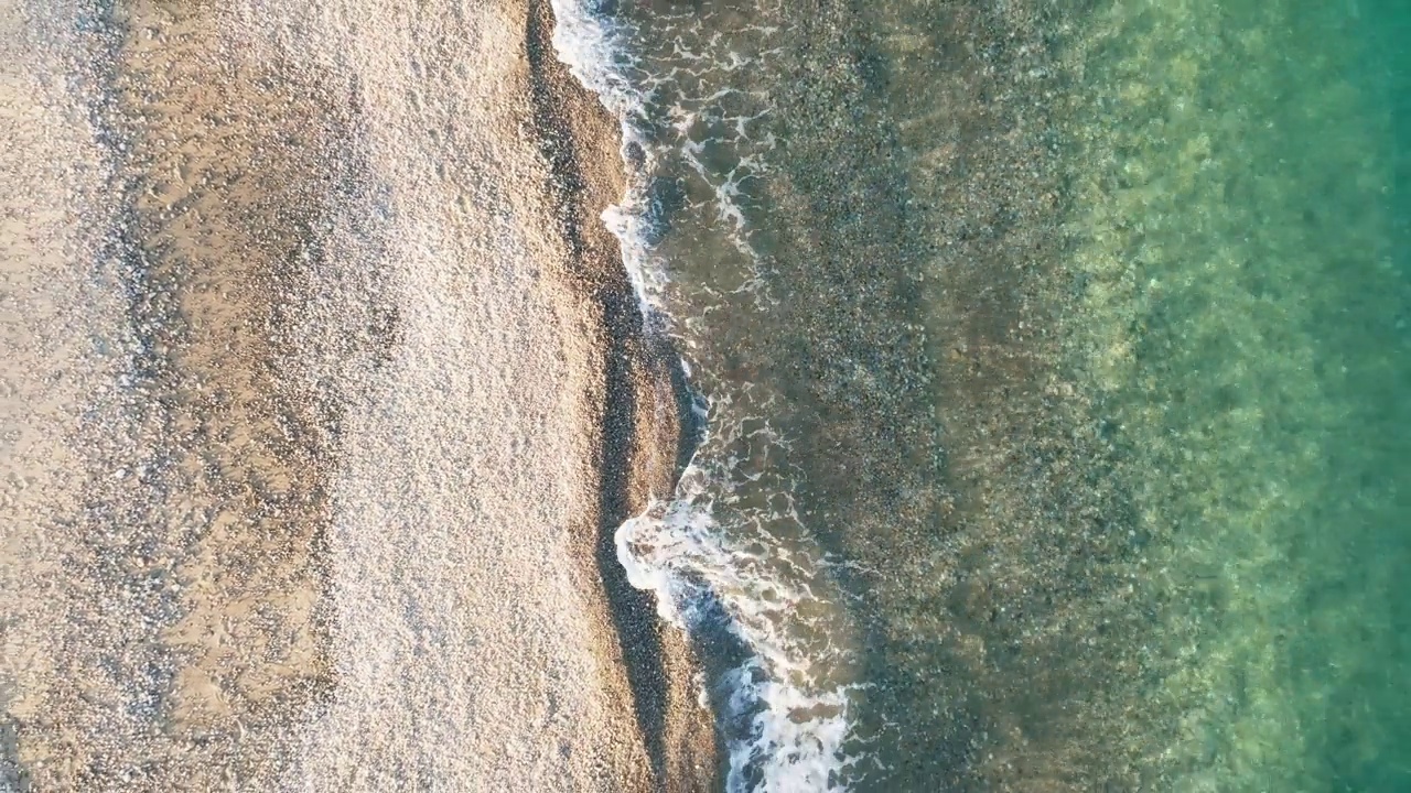 夏日最后几个小时的海边美景，垂直视角视频素材