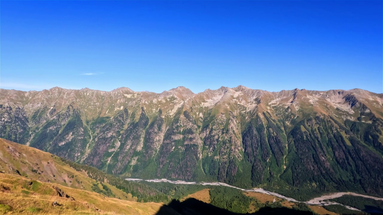 山谷与河流和森林的看法，从山顶视频素材