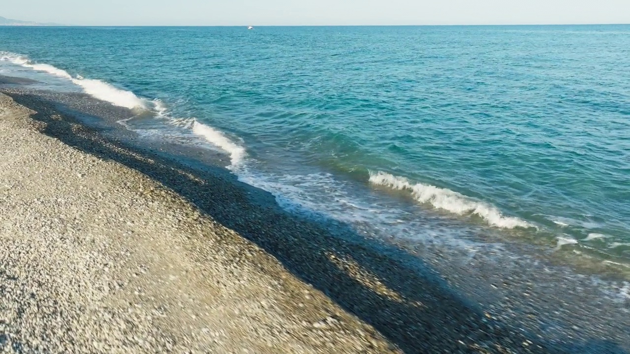 宁静宁静的大海在一个夏天的经验视频素材