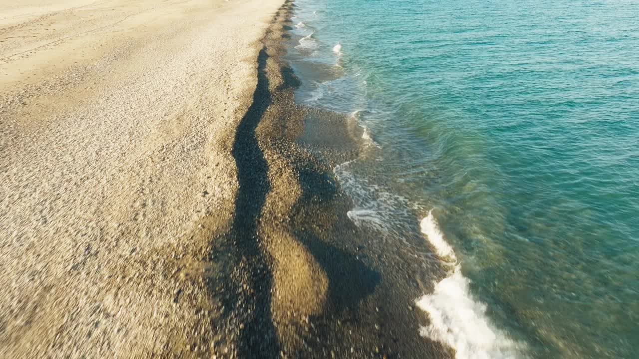 宁静宁静的大海在一个夏天的经验视频素材