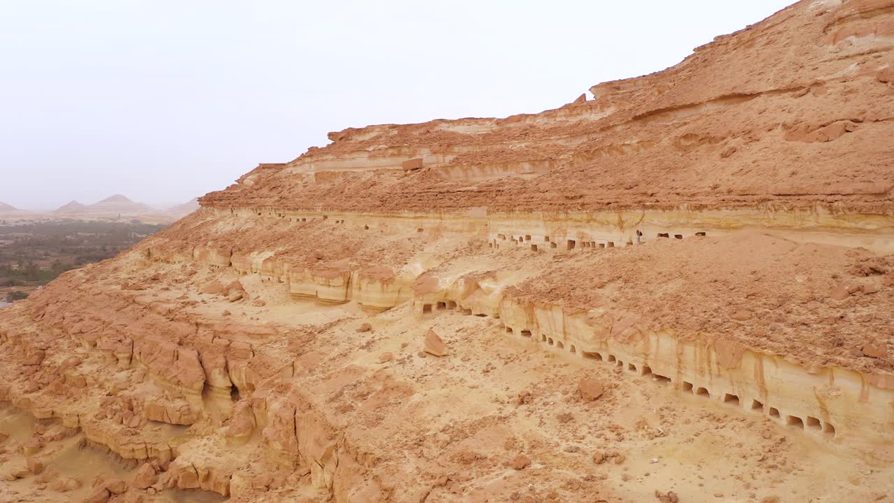 带着勇敢的精神，一个孤独的女旅行者冒险进入埃及锡瓦绿洲崎岖的地形，解开被掠夺的山墓中的秘密。视频下载