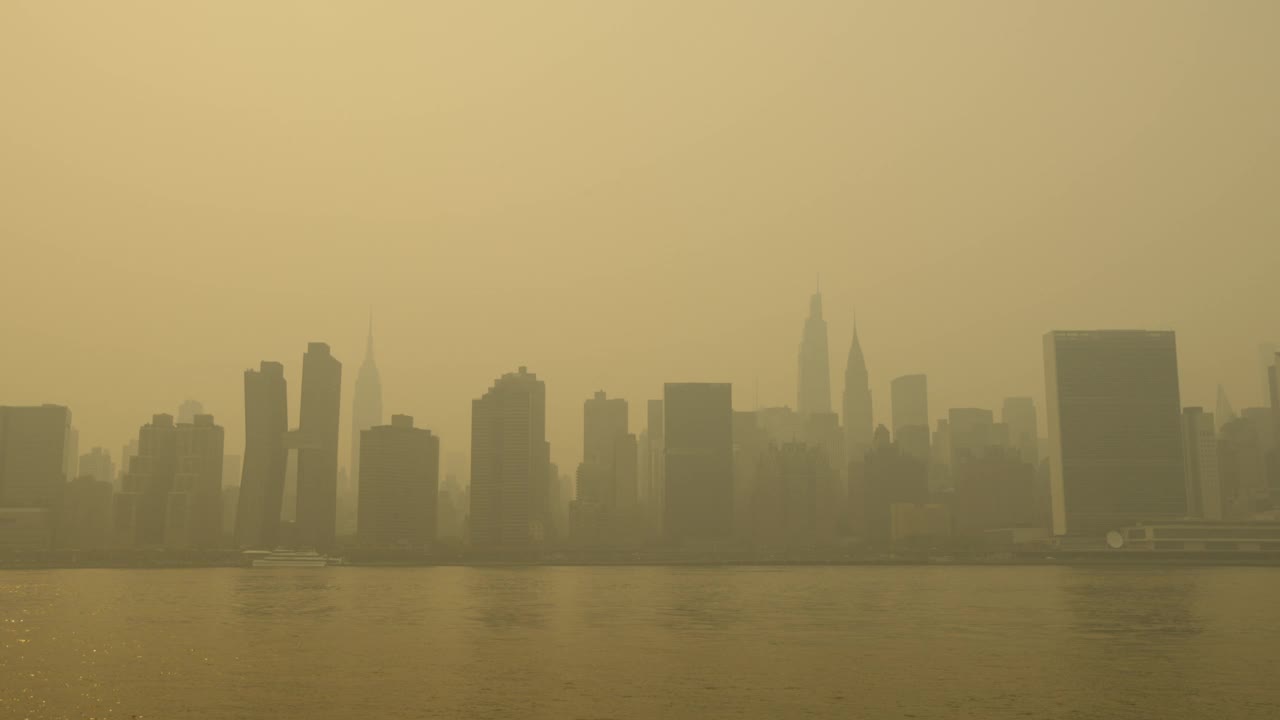 纽约市曼哈顿中城的天际线在沉重的黄色烟雾视频素材