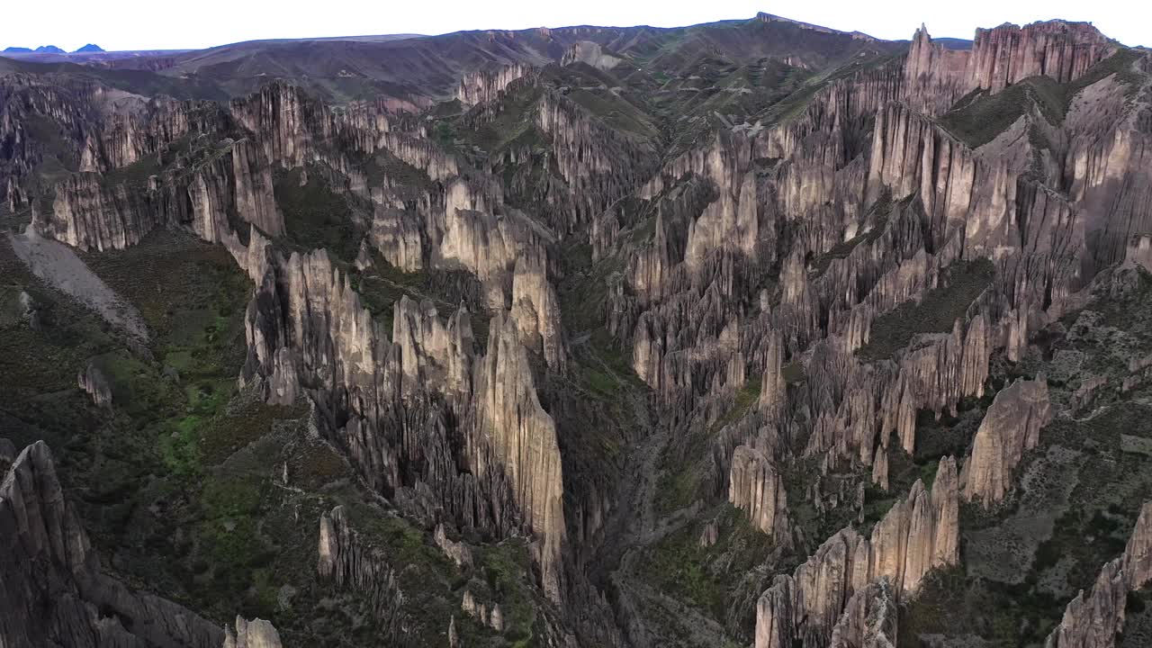 夜幕降临前拉斯阿尼玛斯山谷的鸟瞰图。视频下载