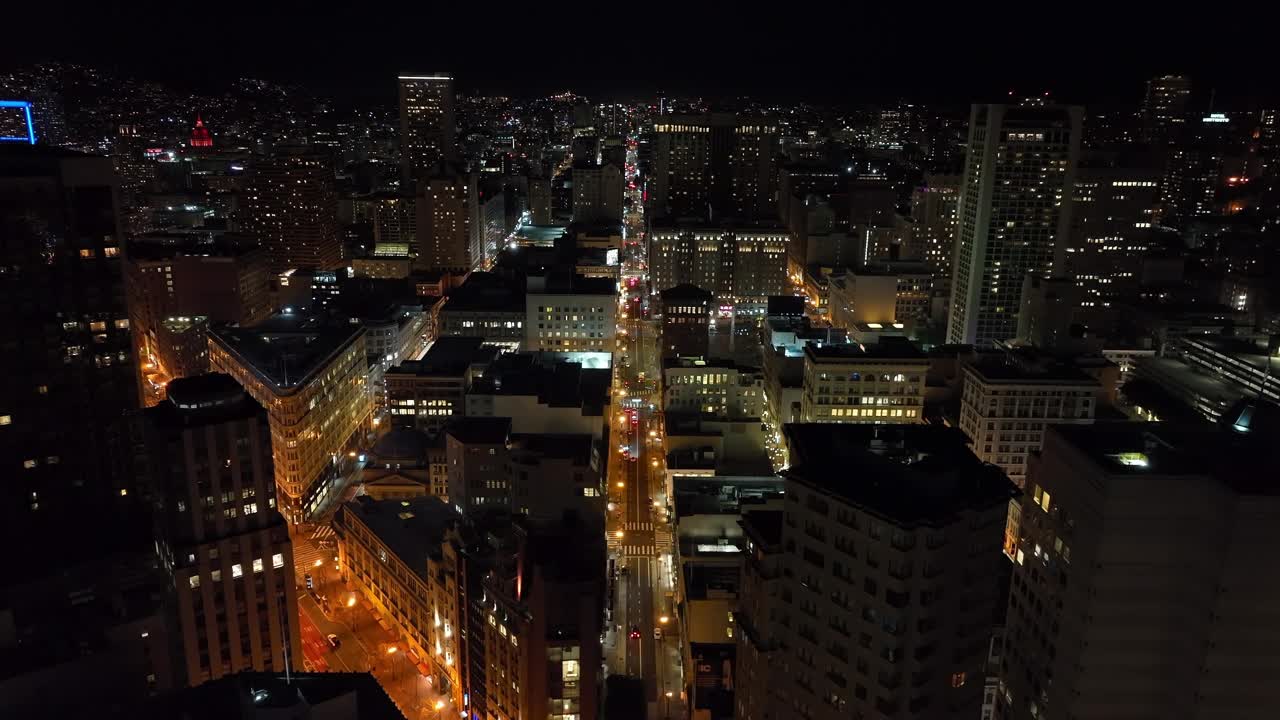 都市夜景鸟瞰图。倾斜在市区的照明街道和建筑物。美国加州旧金山视频素材