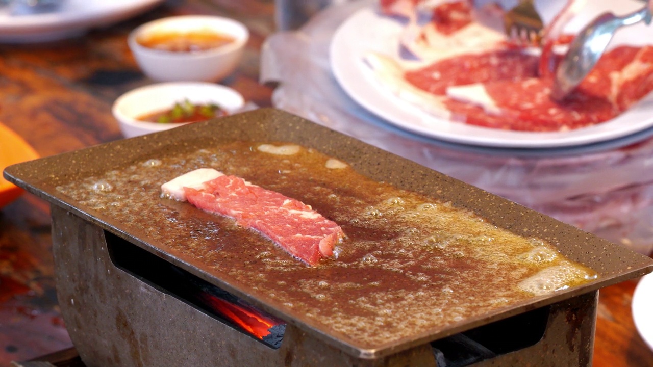 在餐厅里亲身体验烤牛排的烹饪艺术。视频素材