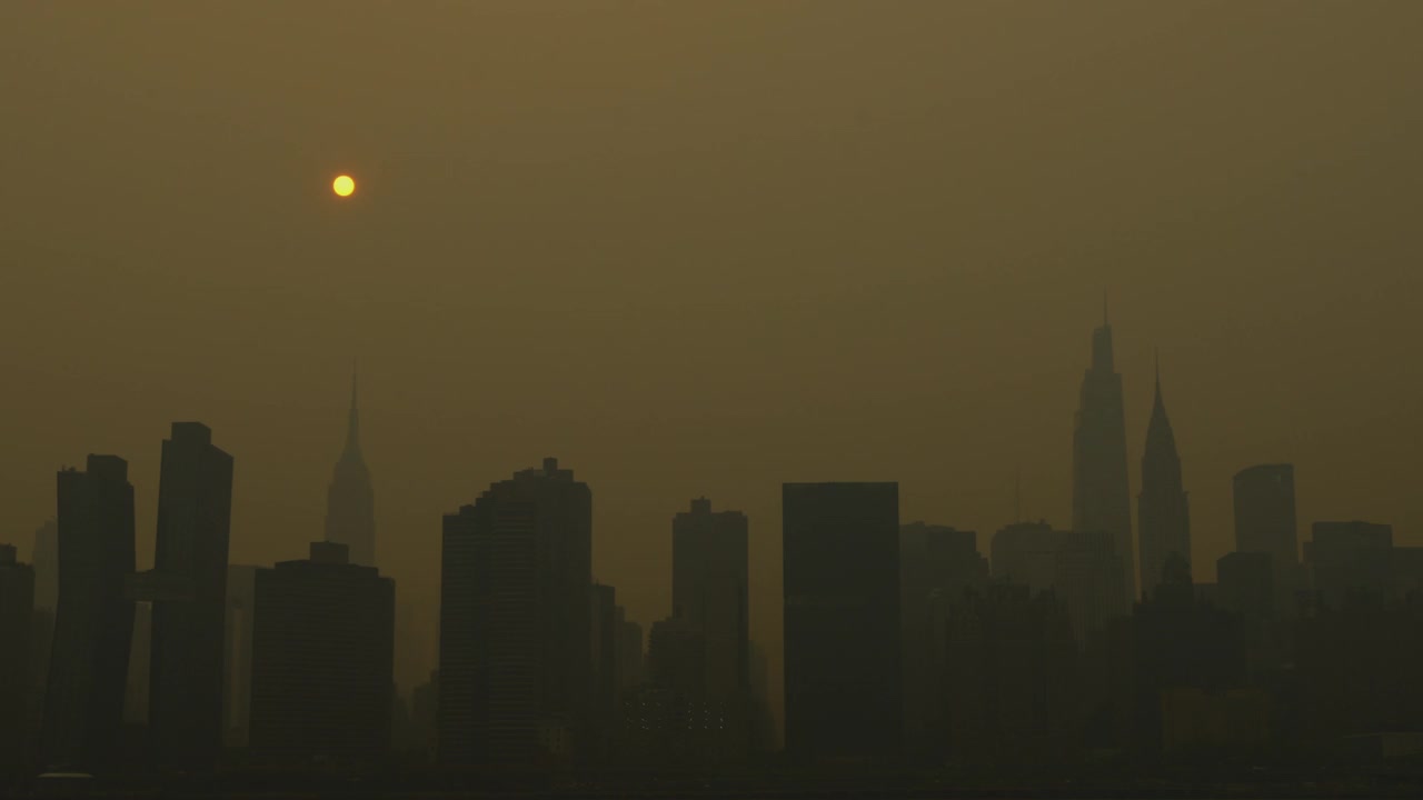 纽约曼哈顿中城的建筑物映衬着黑暗的天空视频素材