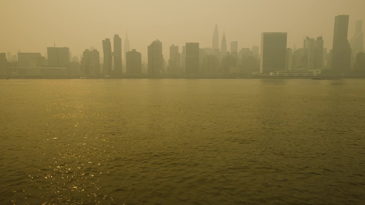 纽约市东河的水在黄色的薄雾下缓慢地荡漾视频素材