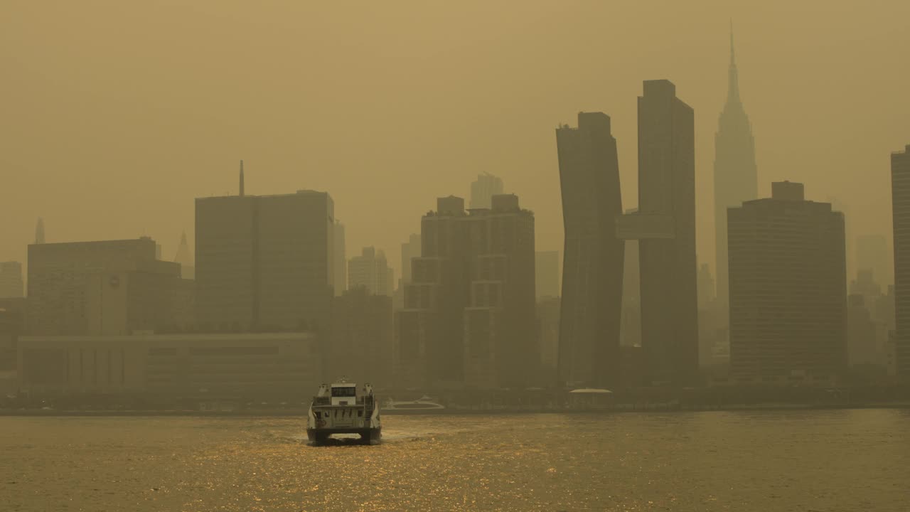 纽约渡轮在河上行驶，帝国大厦映入眼帘视频素材