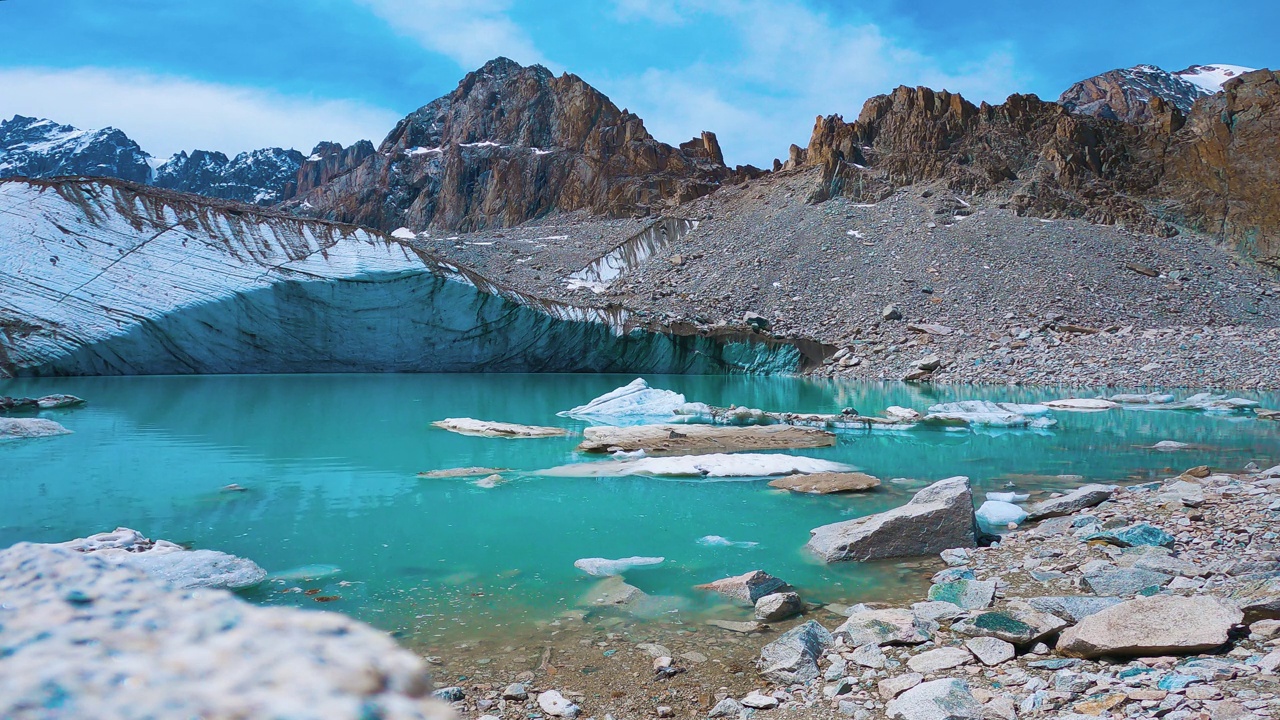 吉尔吉斯斯坦山区的冰川湖视频素材