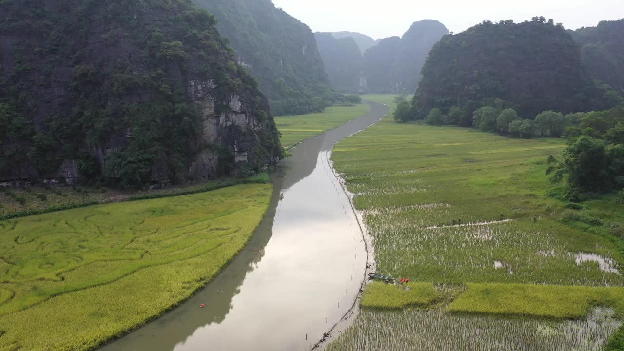 越南宁平省潭Coc洞的稻田、河流和山脉视频素材