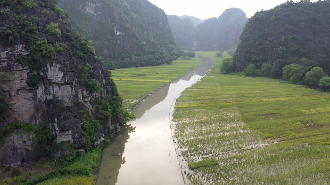 越南宁平省潭Coc洞的稻田、河流和山脉视频素材