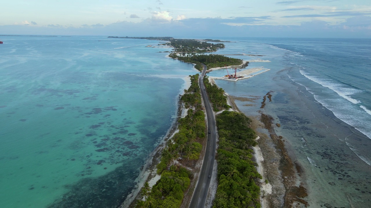 航拍的热带海滩景观和当地道路在阿杜市，马尔代夫最南端的环礁在印度洋视频素材