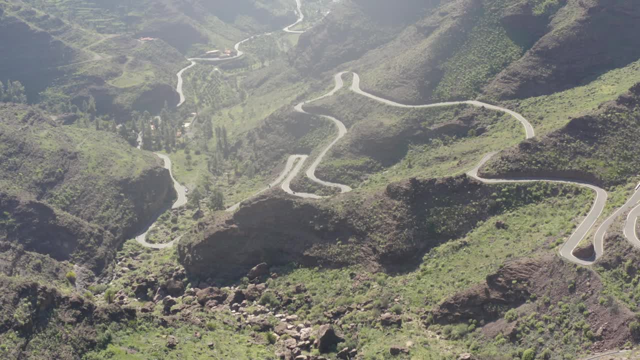 一条山路的鸟瞰图，有很多弯道视频素材