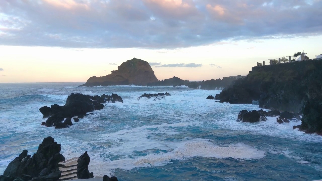 海浪拍打着岩石。风景优美，领略大自然的力量。岛上海岸的日落视频素材