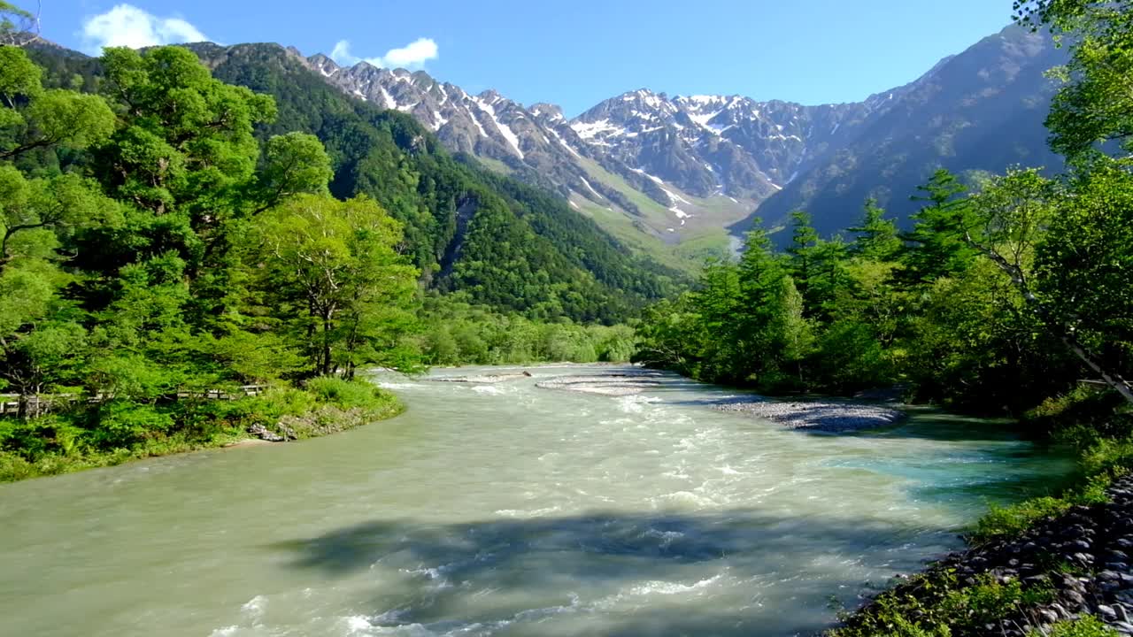 6月初，从Kappa-bashi桥上看到的Azusa河和Hotaka山脉，上高知县视频素材