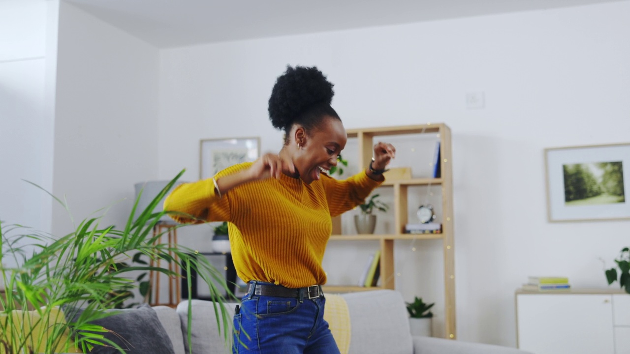 黑人妇女在公寓里跳舞，乐趣和自由，在家里随着音乐的节奏和活力跳舞。舒缓压力，无忧无虑的女舞者，在客厅放松，带着幸福和微笑视频素材