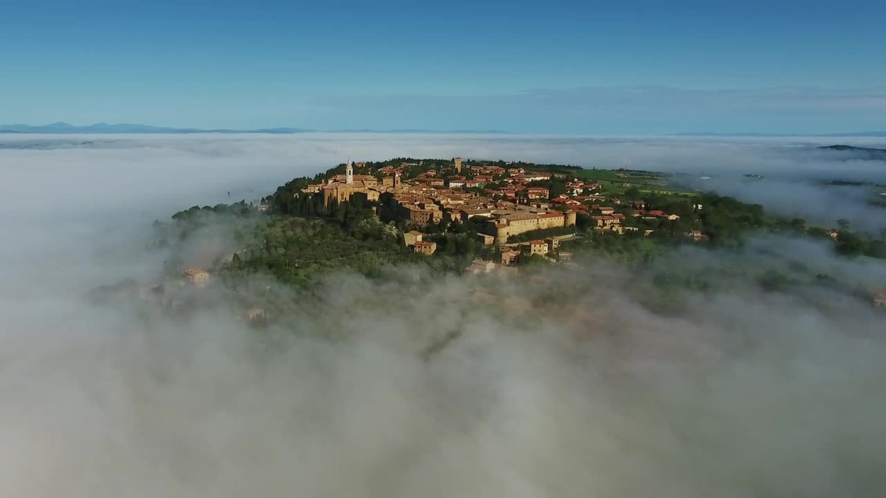 古老的意大利城市坐落在托斯卡纳的山顶上视频素材