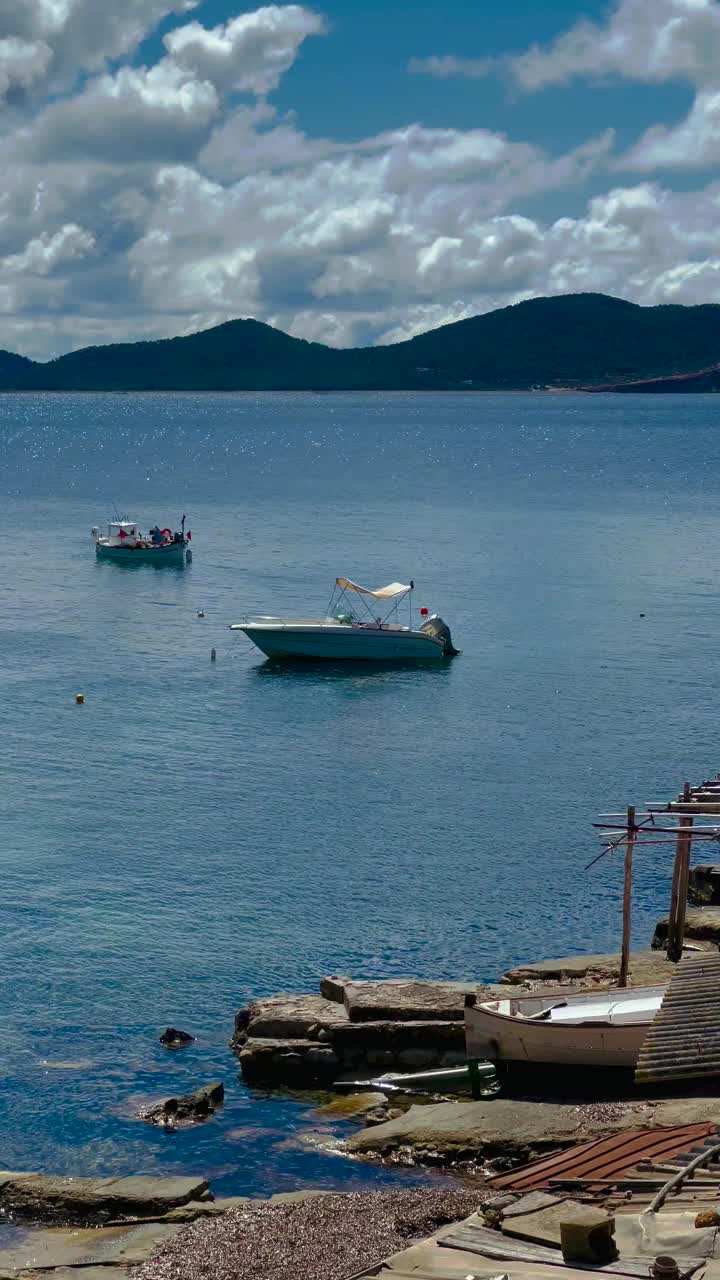 西班牙马略卡岛海岸的垂直景观景观视频素材