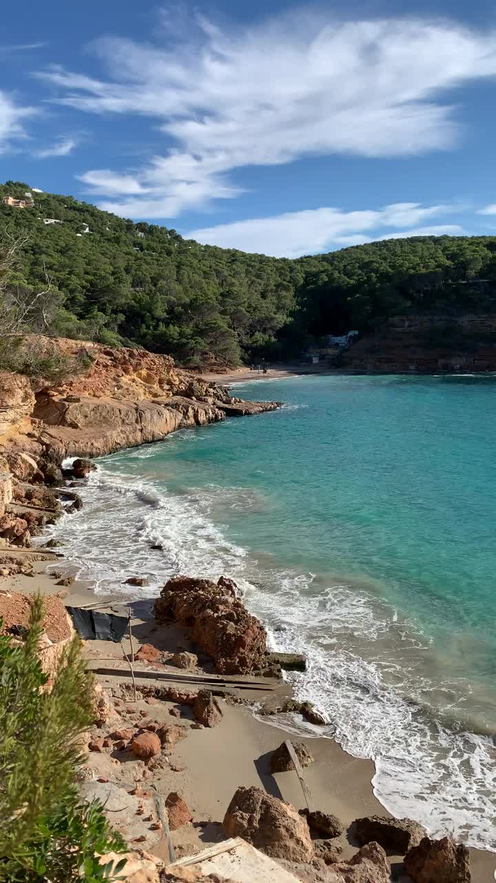 西班牙伊比沙岛的卡拉萨拉达和萨拉达地中海海滩的垂直景观视频素材