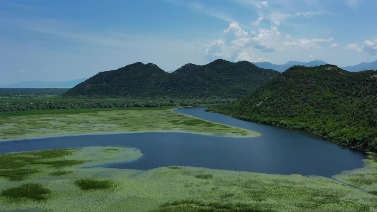 夏季群山之间的斯卡达尔湖视频素材