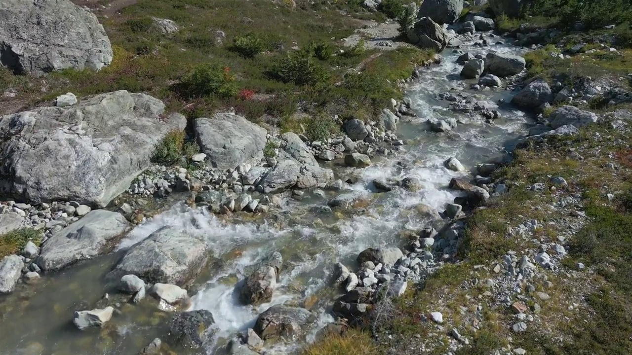 加拿大山地景观中的河流和瀑布与绿树。视频素材