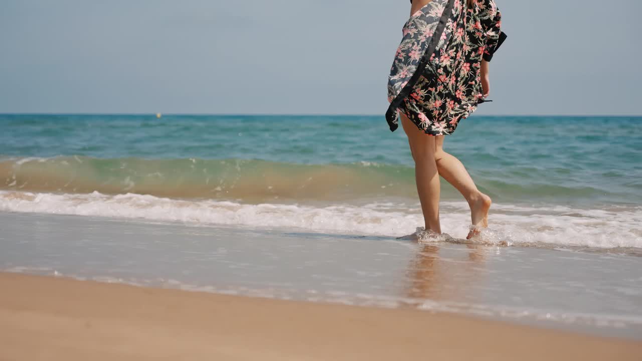 美女在海浪中漫步，在海滩享受暑假视频素材