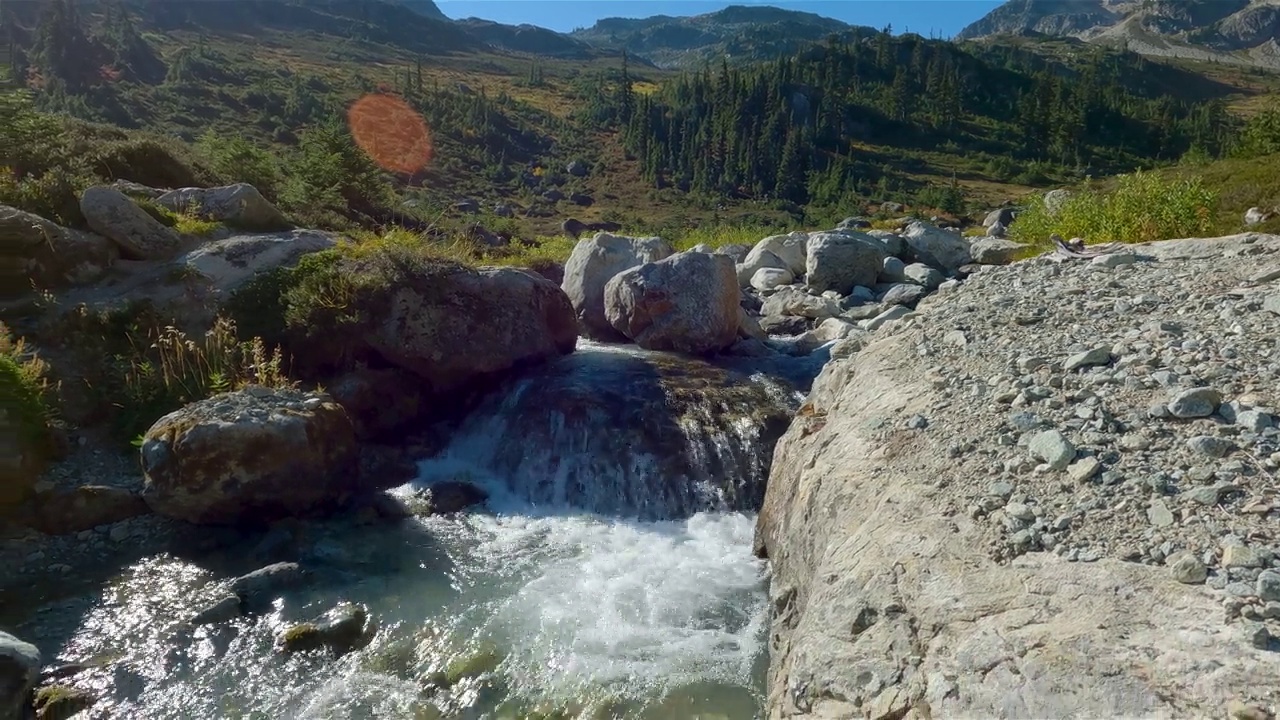 加拿大山地景观中的河流。阳光明媚的秋天视频素材