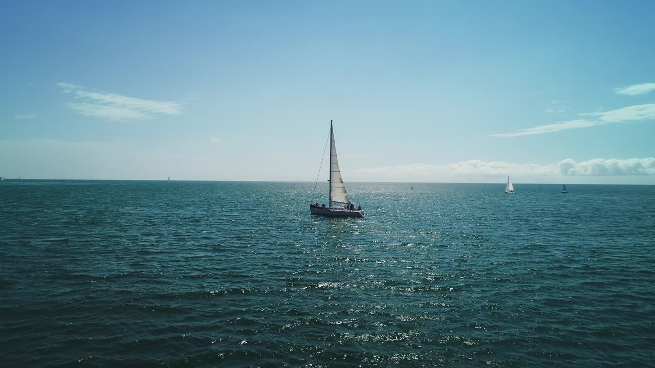 海上日出和帆船或帆船在清澈的海浪。游艇。竞赛:4K视频视频素材