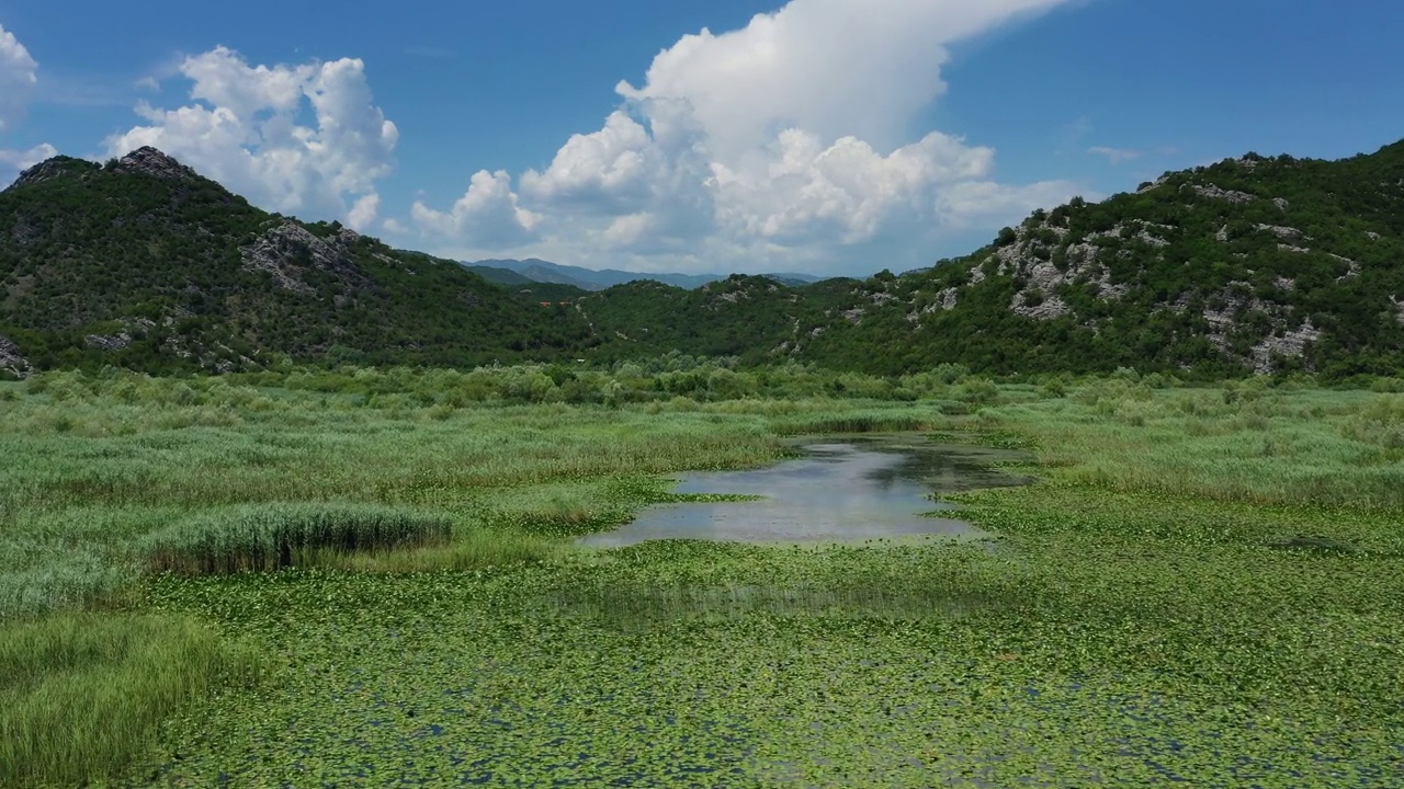 夏季群山之间的斯卡达尔湖视频素材