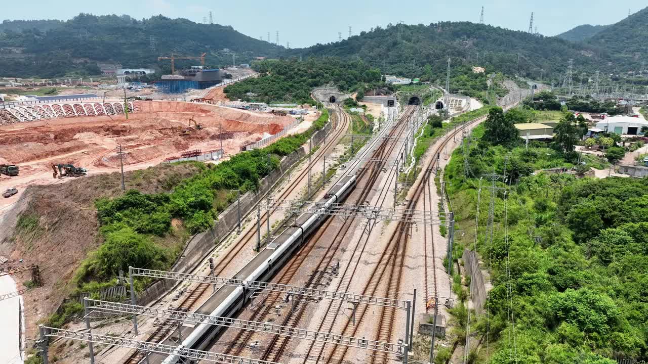 高速列车驶入隧道视频素材