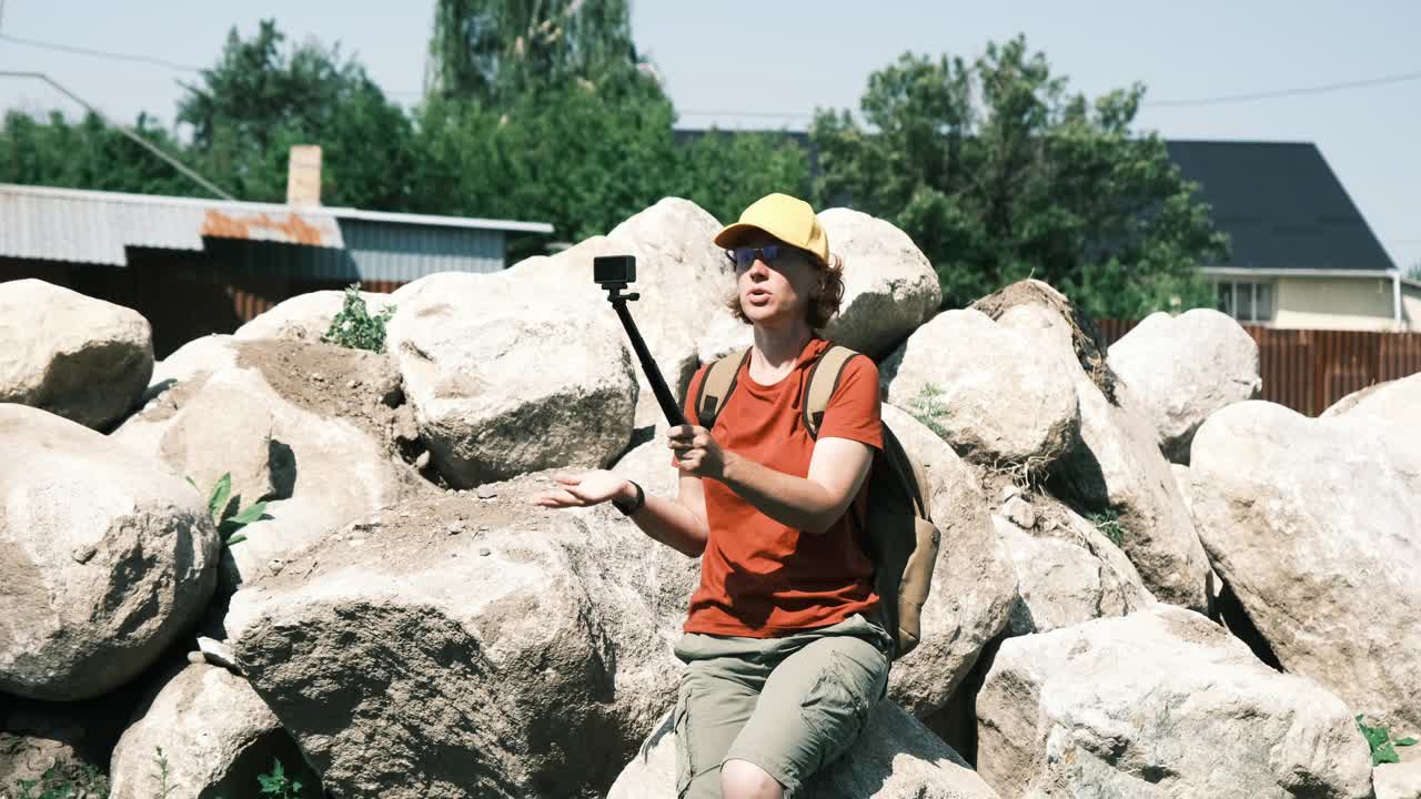 女游客从镇上的山河中奔流而出视频素材