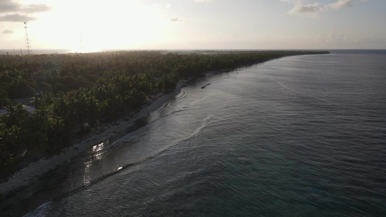 鸟瞰富瓦穆拉岛的热带海滩景观，这里是马尔代夫南部著名的虎鲨潜水地视频素材