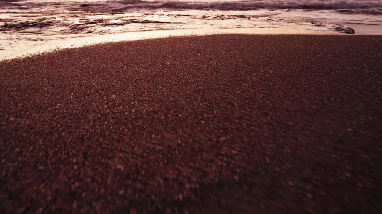 夏季景观的海洋沙滩自然和水纹理特写。黄昏中岩石海岸风暴海浪的狂野运动。全景概念的高潮和风的天气在金色户外视频素材