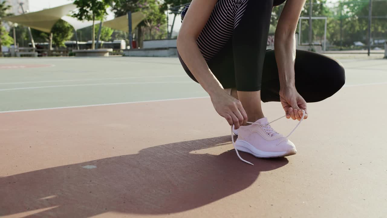 系运动鞋鞋带的女人视频素材