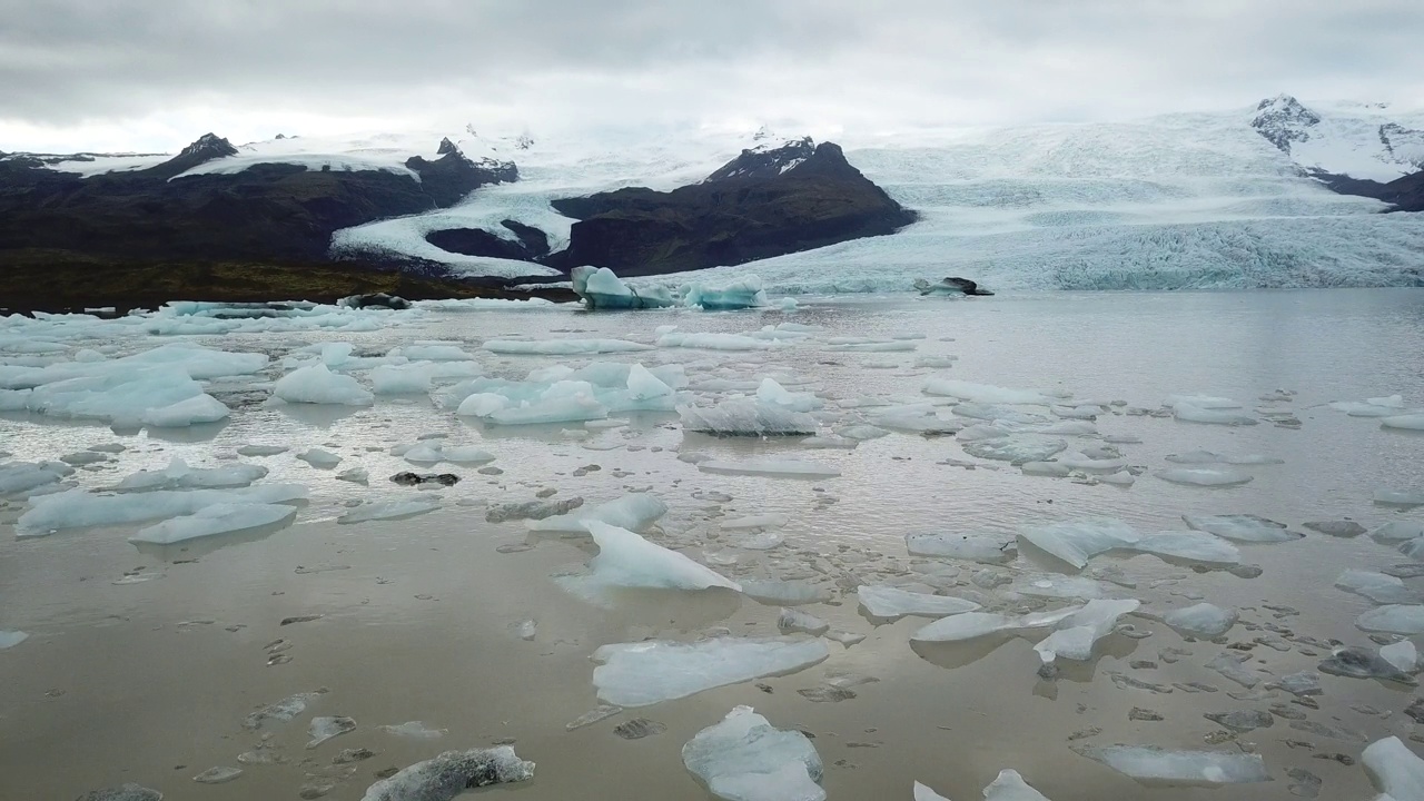 Fjallsarlon冰川泻湖，冰岛，无人机拍摄视频素材