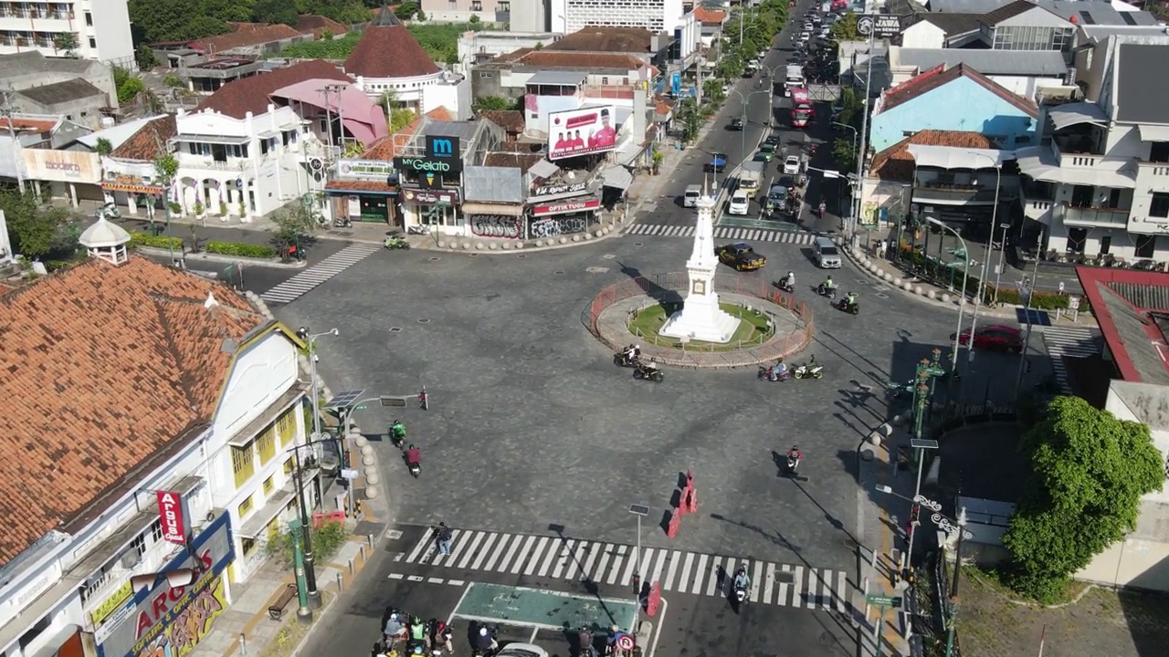 印尼日惹纪念碑(Tugu Jogja)的延时鸟瞰图。视频素材