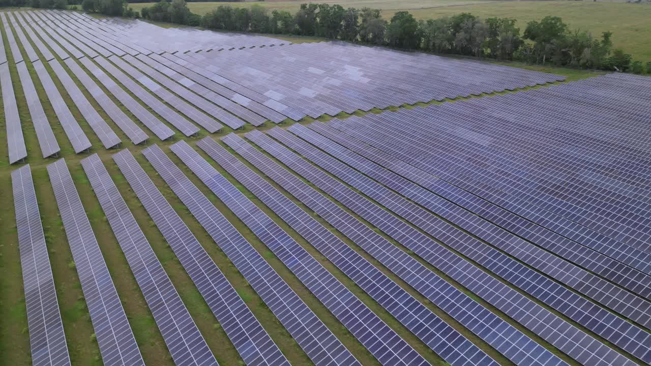 太阳能电池板的鸟瞰图视频素材