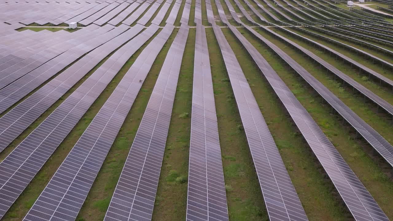 太阳能电池板的鸟瞰图视频素材