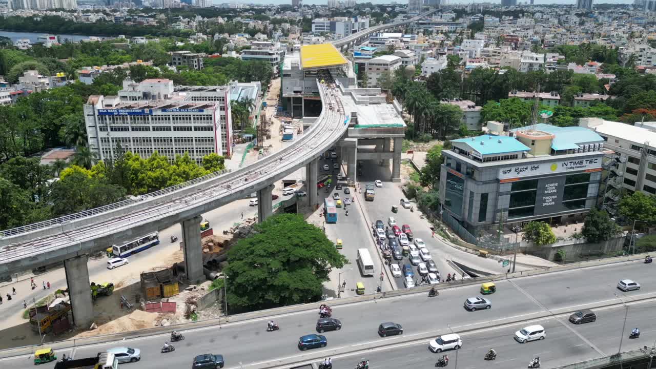 公路交汇处和地铁的空中圆形视图视频下载