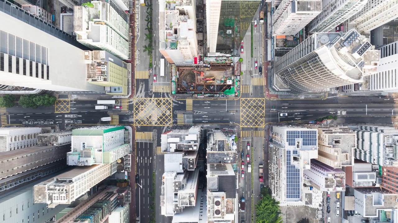 香港市区道路交叉路口的超延时行车图。无人机航拍俯视图向上飞行。亚洲人的生活方式，亚洲城市生活或公共交通的概念视频素材