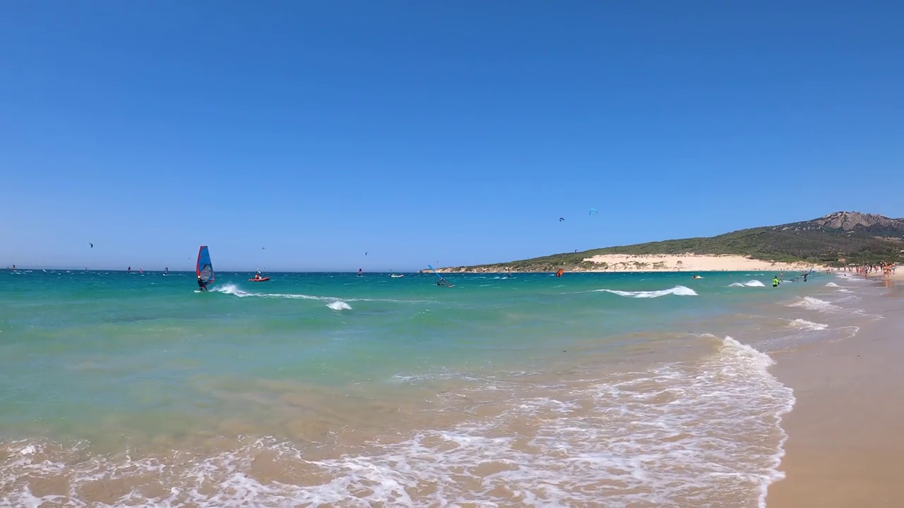 在风和日丽的夏日，在大西洋的海浪上玩风筝冲浪视频素材