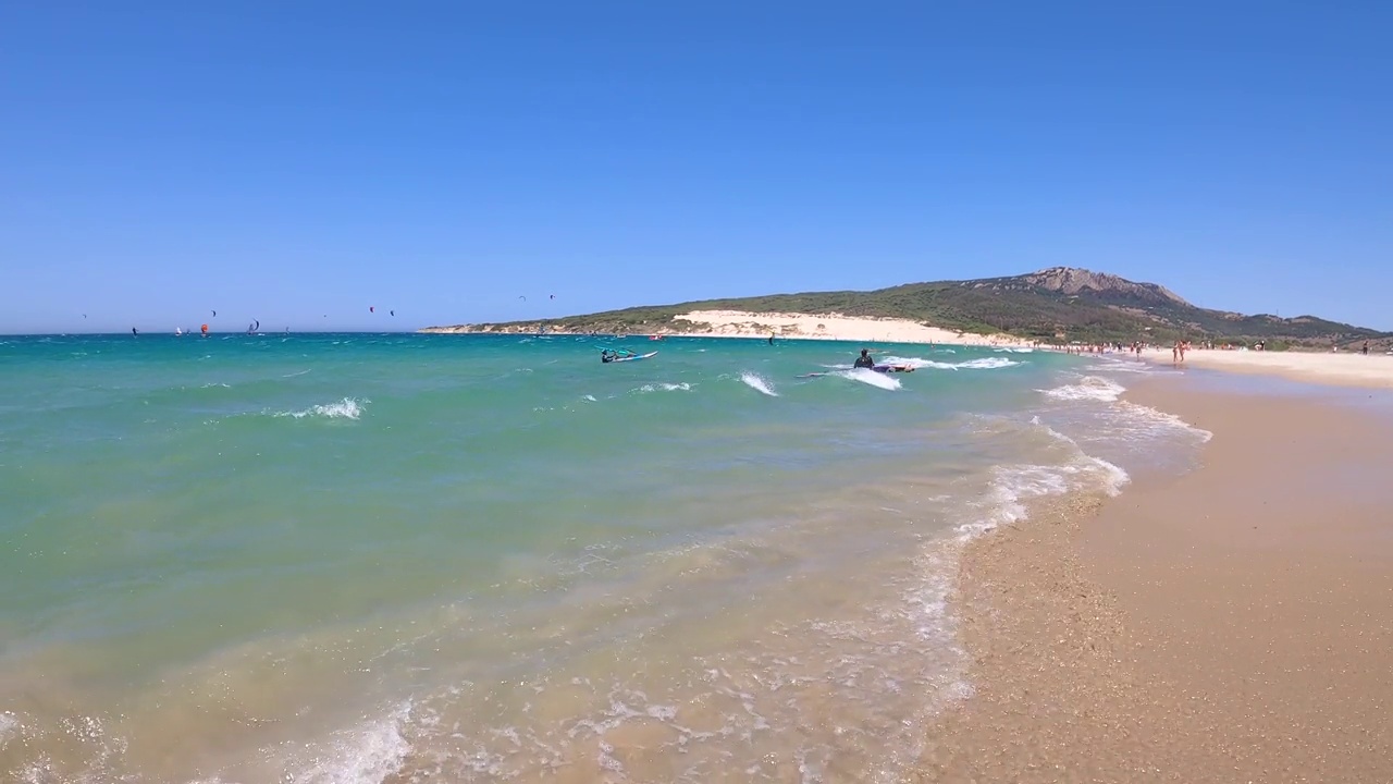 在风和日丽的夏日，在大西洋的海浪上玩风筝冲浪视频素材