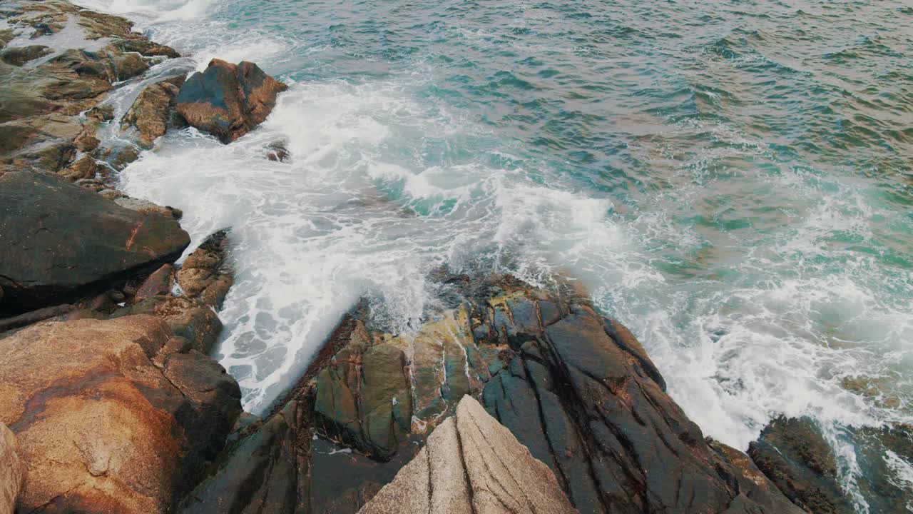 美丽的海浪冲击岩石海岸，哈利法克斯，新斯科舍省，加拿大视频素材