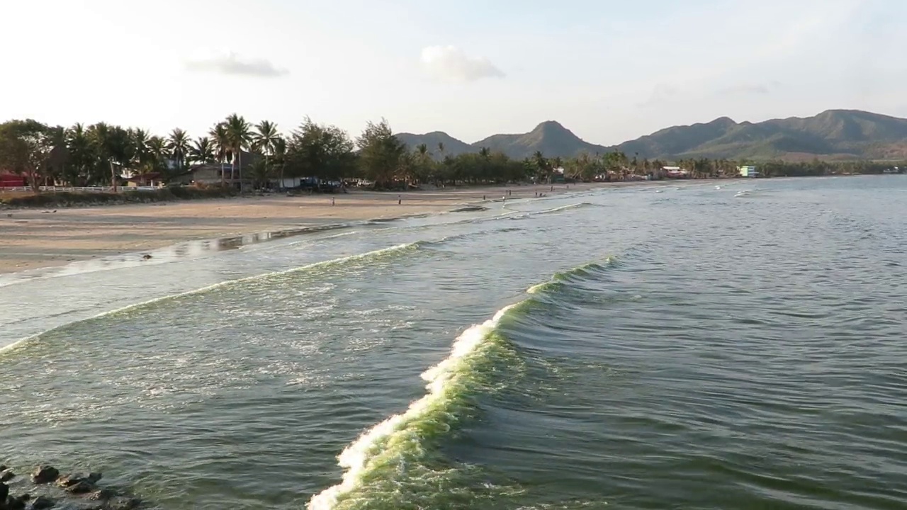 海滩上的海浪。视频素材