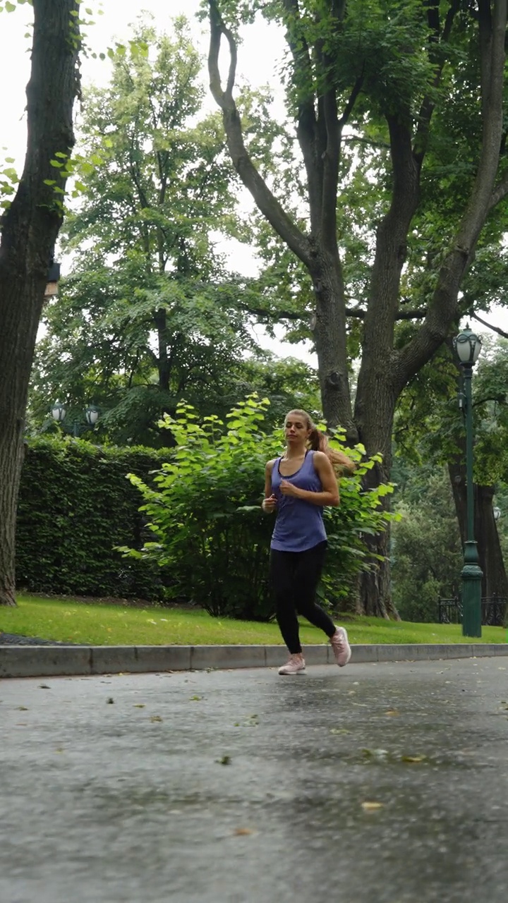 竖屏:雨后在公园慢跑的女子视频素材