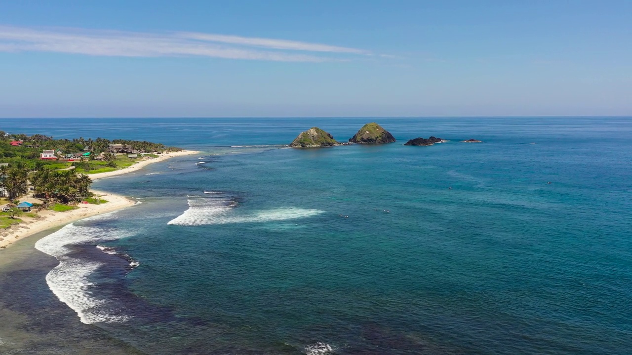 海景与热带海滩和蓝色的海洋。视频素材