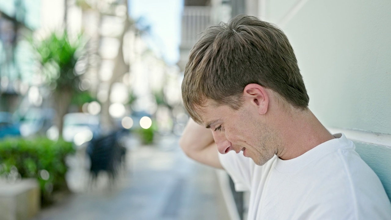 年轻的白人男子忧心忡忡地望向路边视频素材