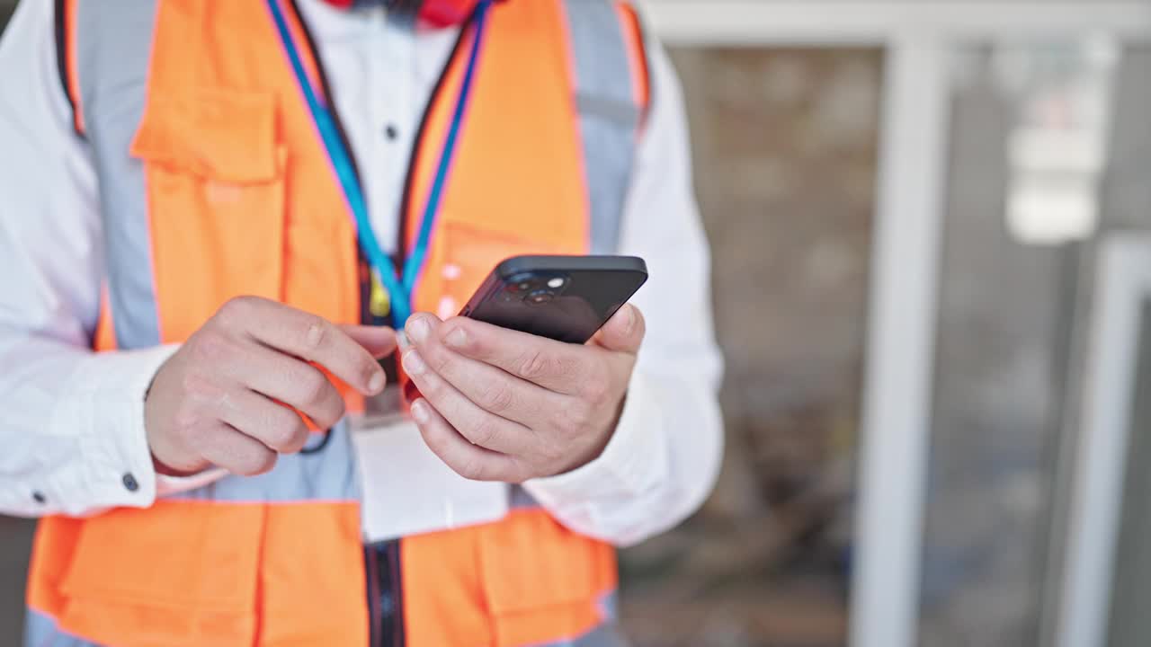 年轻的白人建筑师在建筑工地使用智能手机视频素材