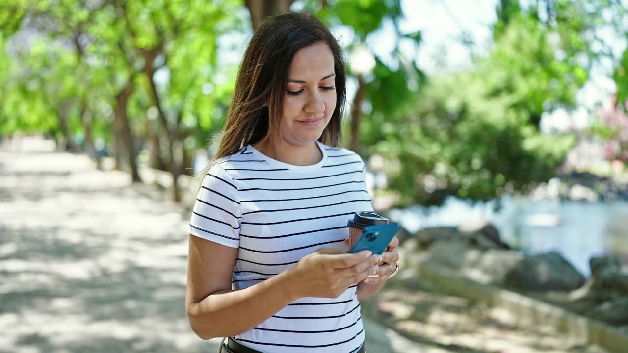 一名中东女子微笑着自信地在公园用手机自拍视频素材