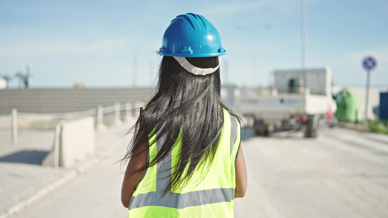 非裔美国女建筑工人微笑自信地站在街上，双臂交叉视频素材